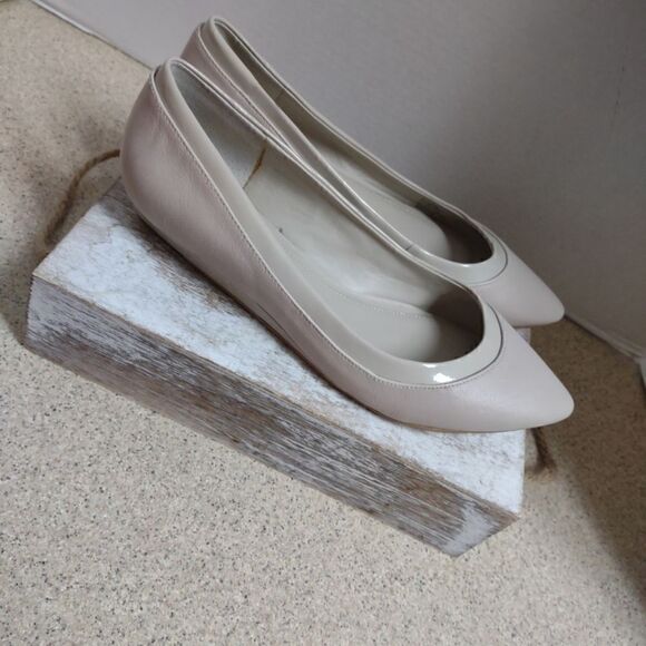 👍 BCBG Taupe Flats Size 9.5. A1 - Picture 3 of 4